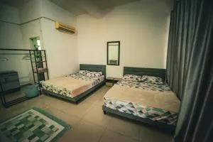 MKB Homestay - Landed Studio room with 2 Queen bed and Free gated Parking - Kampong Bukit Naga