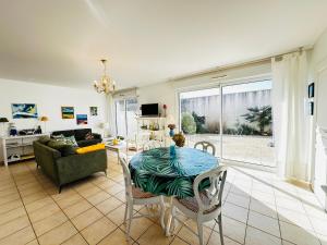 Maisons de vacances Maison lumineuse a Fouras, proche mer, 6 pers, 3 ch, jardin - FR-1-709-89 : photos des chambres