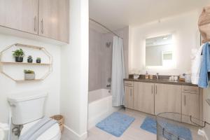 Hollywood Apartment Near Walk of Fame