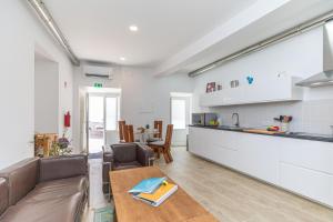 Cinco Botelho, Town Centre