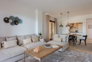 Serene 3-Bedroom with Sea and Sunset Views