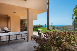 Serene 3-Bedroom with Sea and Sunset Views