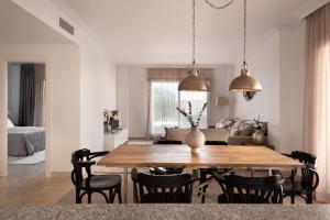 Serene 3-Bedroom with Sea and Sunset Views