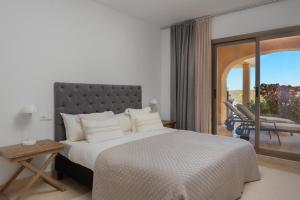 Serene 3-Bedroom with Sea and Sunset Views