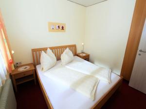 Sunlit Cabin with Jacuzzi in Turracherhohe