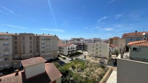 Bonito dúplex con vista mar y aparcamiento AV 02