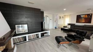 Preciosa Casa en Roses con Vistas al Pueblo y al mar AV-33