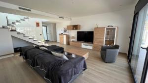 Villa con piscina y vistas canal AV-44