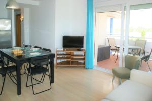 Apartamento con vistas al canal en residencia con piscina
