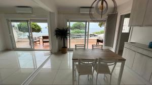 Precioso apartamento moderno en primera linea del mar AV-11