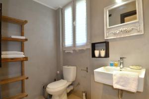 A modern rustic cosy apartment at the foot of Mount Lycabettus