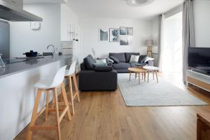 H SUITE2B by Smiling Rentals