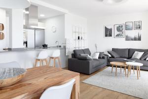 H SUITE2B by Smiling Rentals