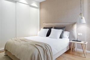 H SUITE2B by Smiling Rentals