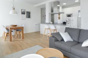 H SUITE2B by Smiling Rentals