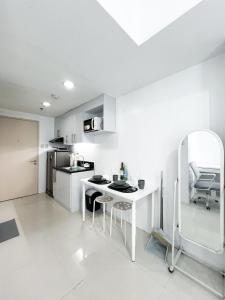 Business Studio in Salcedo Village Makati