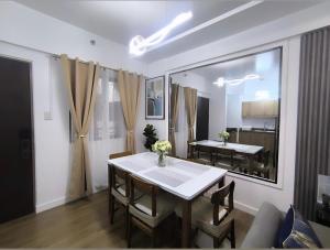 Comfy and Modernly Decorated 2 Bedroom Unit with free Parking
