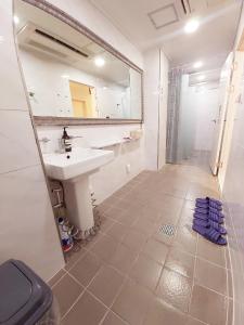 Phòng 2 Giường đơn với Phòng tắm Chung (Twin Room with Shared Bathroom)