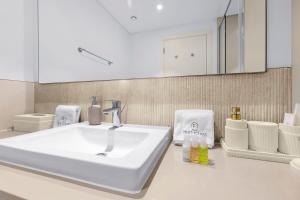 Spacious Dubai Apartment with Water Views and Luxury Amenities