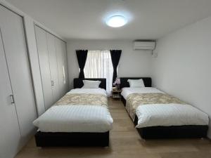 至誠1馆近心斋桥道頓堀难波直达梅田关西机场Usj全新独栋别墅四个卧室可住8人超大空间3卫2浴厨房设施齐全电视冰箱洗衣机空调配置齐全免费停车4分钟步行至今宫站