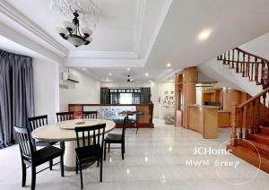 Kempas Bungalow with KTV SwimmingPool