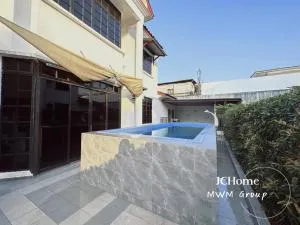 Kempas Bungalow with KTV SwimmingPool - Kempas