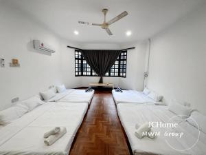 Kempas Bungalow with KTV SwimmingPool