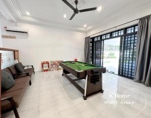 Kempas Bungalow with KTV SwimmingPool