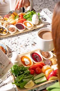 Lucky Monkey Midi Hotel