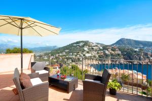 Villa with incredible sea views and pool Up To 7