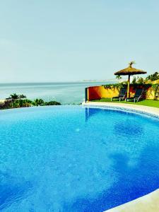 SUNNY HOUSE AT THE BEACH infinity pool shared