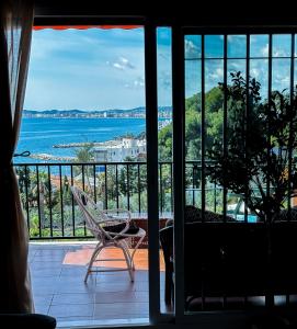 SUNNY HOUSE AT THE BEACH infinity pool shared