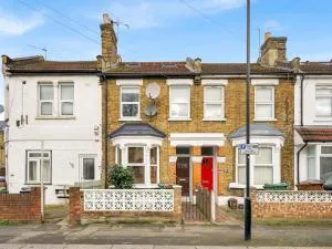 Pass the Keys Family home w beautiful renovated kitchen - Snaresbrook