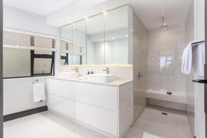 Horizon Sunset Camps Bay Apartment in Cape Town - 2 Bedroom 3 Bathroom No Powercuts