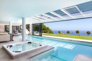 Horizon Sunset Camps Bay Apartment in Cape Town - 2 Bedroom 3 Bathroom No Powercuts