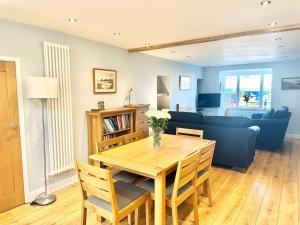 Stylish Mumbles Getaway-Parking Heart of Village - Pass the Keys