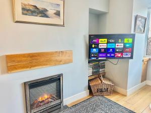 Stylish Mumbles Getaway-Parking Heart of Village - Pass the Keys