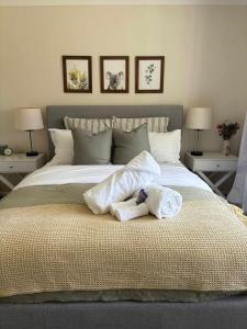 Frog Hill 8 bedroom luxe rural retreat near town with 2 houses