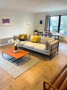 Spacious 2 Bed Apartment Near River & Station - Cambridge Homehost