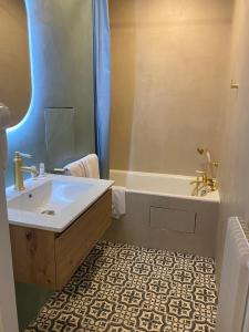 Hotels Hotel Boileau : Grande Chambre Double 