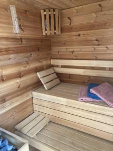 Maisons de vacances 711- Spacieuse ferme bretonne avec sauna et grand : photos des chambres