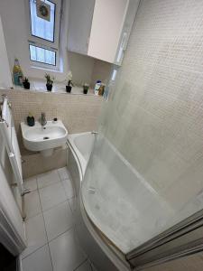 Lovely 1Bedroom Apartment for 6ppl in Whitechapel, 1min away to DLR Station