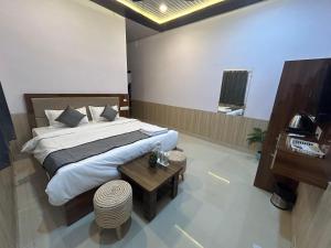Blackberry Resort Pushkar - Nature with Pool