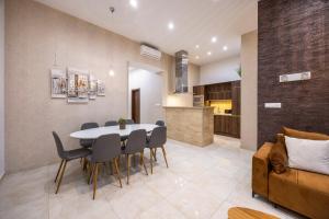 Luxe n Charm Central Grand Suite by Prestige Homes