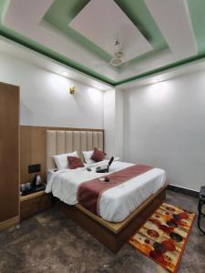 Premium Hotel Aarav Grand - Mathura Central - 5 Min distance from Railway Station