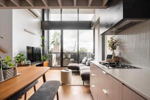 Centrally Located Modern Loft w Free Parking, Infinity Pool, Workspace