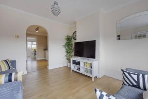 Modern 4 bedroom house in Heathrow, London