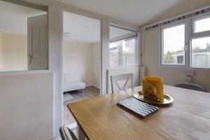 Modern 4 bedroom house in Heathrow, London