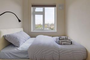 Modern 4 bedroom house in Heathrow, London