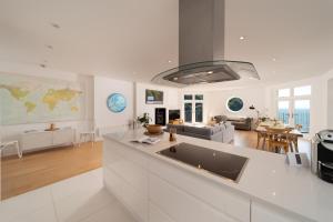 Ocean Terrace, Luxury Family Apt, Sea view and Terrace, 2 BR, Parking